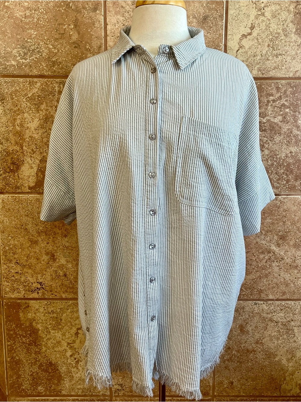 Umgee Gray and White Striped Short-Sleeve Button-Up Shirt Size L